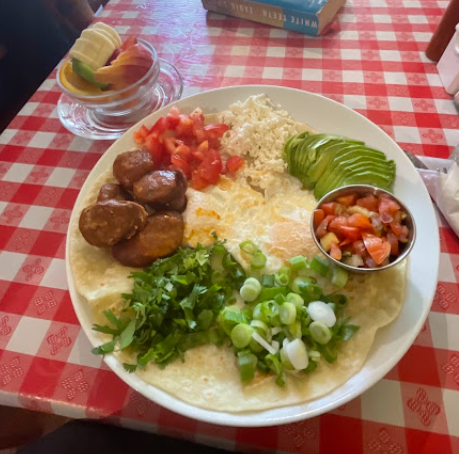 Omelette with avocado, tomatoes and green onions